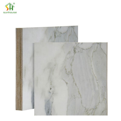 Un buen precio. Tablero de madera contrachapada de melamina laminada para uso en decoración exterior interior en línea