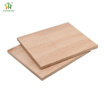 Un buen precio. Tablero de madera contrachapada de melamina para uso en decoración exterior interior en línea
