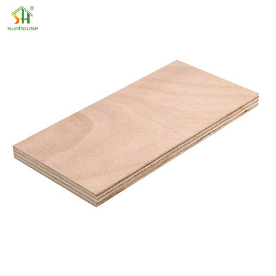 Un buen precio. Tablero de madera contrachapada de melamina para uso en decoración exterior interior en línea