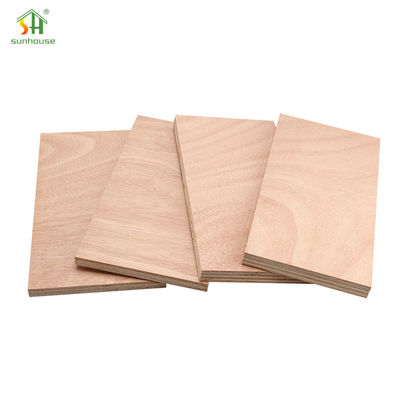 Un buen precio. Tablero de madera contrachapada de melamina laminada decorativa para uso en decoración exterior interior en línea
