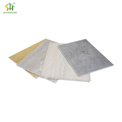 Un buen precio. Tablón impermeable del suelo del clic del proceso estadístico de la capa del desgaste para el uso de la decoración exterior interior en línea