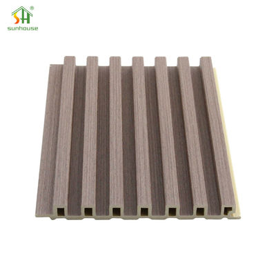Un buen precio. Panel de madera de grano de WPC de pared de fluido impermeable de PVC de WPC revestimiento de pared Panel de decoración de pared en línea