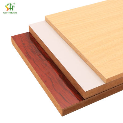 Un buen precio. Tablero de MDF de melamina MDF laminado resistente a la humedad para uso en decoración exterior interior en línea