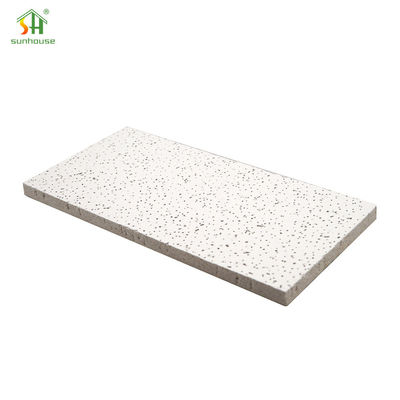 Un buen precio. Tablero de teja de techo de fibra mineral acústica resistente al fuego para uso en decoración exterior interior en línea