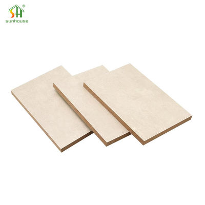 Un buen precio. Chapa de melamina MDF Tablero de MDF de melamina para uso en decoración exterior interior en línea
