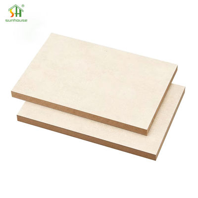 Un buen precio. Tablero resistente a la humedad del MDF de la melamina del MDF de la melamina para el uso interior de la decoración exterior en línea