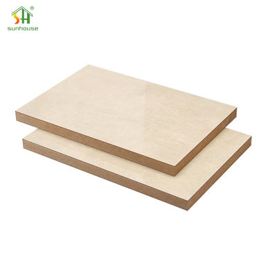 Un buen precio. Panel de MDF de melamina ecológico impermeable 4x8 pies Paneles de MDF veneerados E0 E1 Certificado en línea
