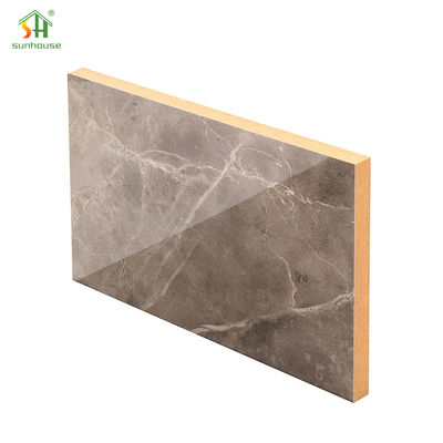 Un buen precio. Tablero laminado del MDF de la melamina del MDF de la melamina para el uso interior de la decoración exterior en línea