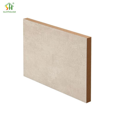 Un buen precio. Tablero resistente a la humedad del MDF de la melamina del MDF de la chapa para el uso de la decoración exterior interior en línea