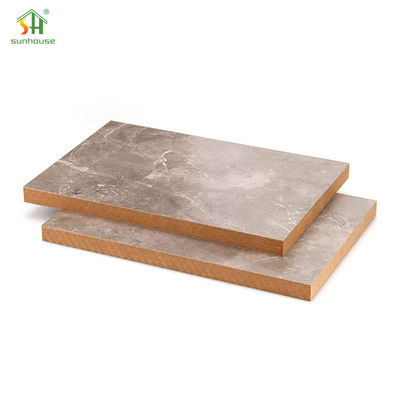 Un buen precio. Tablero laminado de MDF de melamina para uso en decoración exterior interior en línea