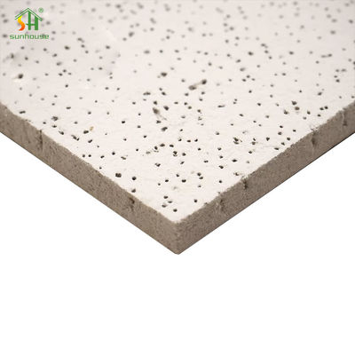 Un buen precio. Tablero de teja de techo de fibra mineral acústica resistente al fuego para uso en decoración exterior interior en línea