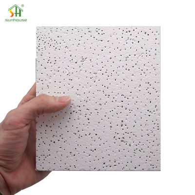 Un buen precio. Tablero de tejas de techo de fibra mineral Uso de decoración exterior interior para uso en aplicaciones de construcción de edificios en línea