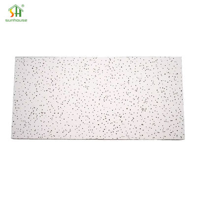 Un buen precio. Tablero de teja de techo de fibra mineral acústica resistente al fuego para uso en decoración exterior interior en línea