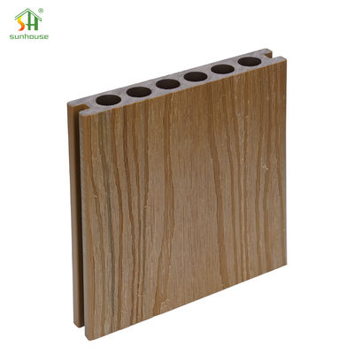 Un buen precio. Suelos de cubierta de WPC resistentes al deslizamiento al aire libre 145x20mm con textura en relieve en línea