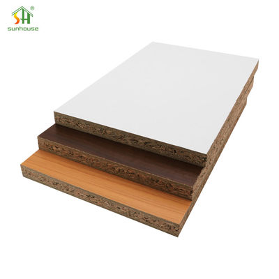 Un buen precio. Panel de aglomerado de melamina para uso en decoración exterior interior en línea