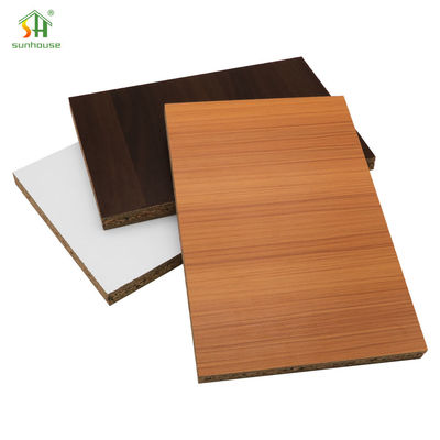 Un buen precio. Tablero de partículas de cocina Tablero de partículas de melamina para uso en decoración exterior interior en línea