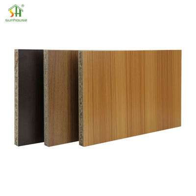 Un buen precio. Uso de la decoración exterior interior del panel de aglomerado de melamina para el uso de aplicaciones de construcción de edificios en línea