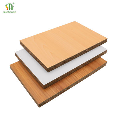 Un buen precio. Panel de aglomerado de melamina para uso en decoración exterior interior en línea