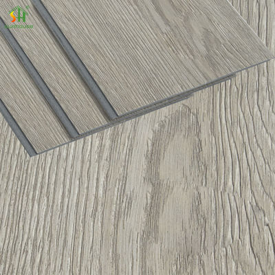 Un buen precio. Tablón de suelo de clic SPC en relieve para uso en decoración interior y exterior en línea