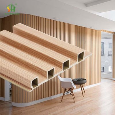Un buen precio. El panel de pared compuesto de plástico y madera reciclada de WPC para revestimiento residencial comercial en línea