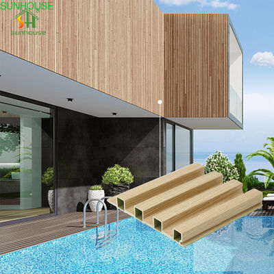 Un buen precio. Panel de pared WPC de coextrusión moderna para decoración de hoteles al aire libre Revestimiento exterior de PVC con característica impermeable Panel central de madera y PVC en línea