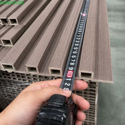 Un buen precio. WPC Panel de pared flotado hueco de siete agujeros Rejilla impermeable Tabla de revestimiento de pared para decoración de paredes interiores y exteriores en línea